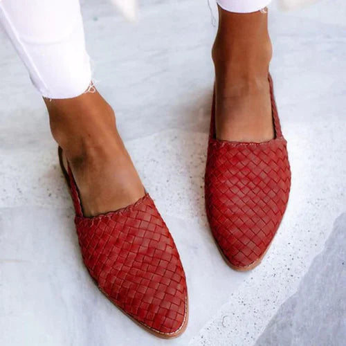 "Women's vintage weave flat sandals, colorful woven design, easy slip-on, ideal for casual and chic wear."