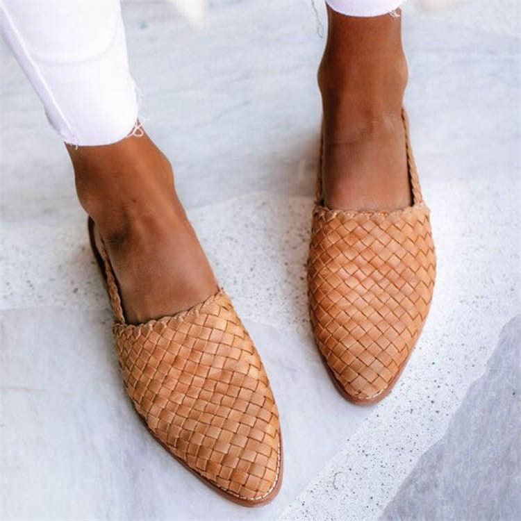 Women's woven leather flats, multiple colors, handwoven, flexible sole, cushioned insole, stylish and comfortable design.