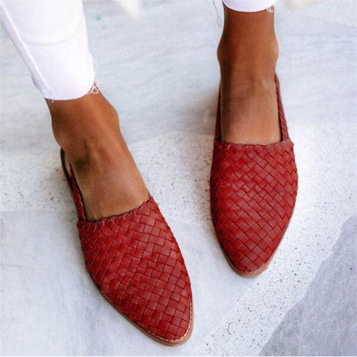 Women's woven leather flats, multiple colors, handwoven, flexible sole, cushioned insole, stylish and comfortable design.