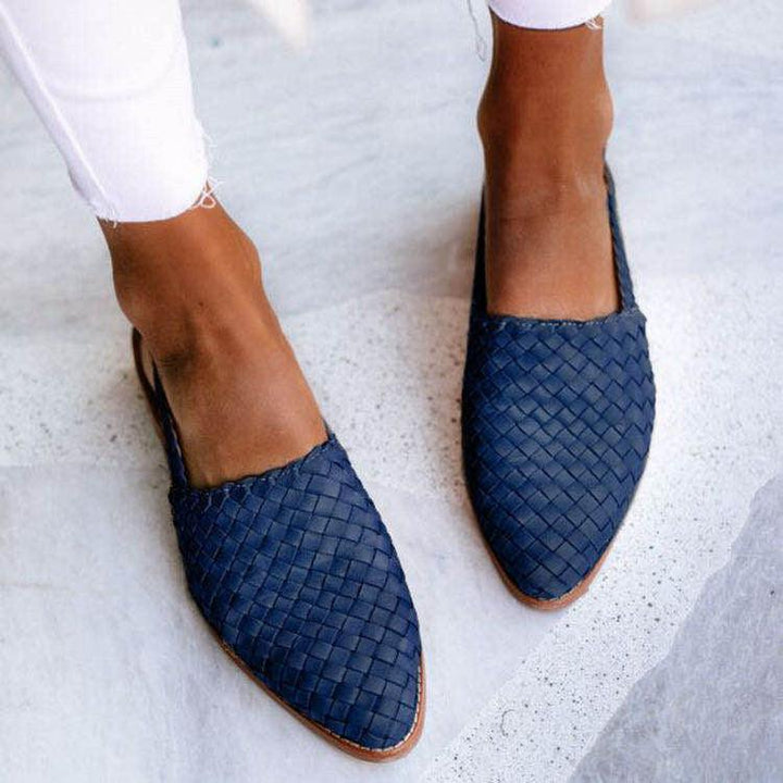 Women's woven leather flats, multiple colors, handwoven, flexible sole, cushioned insole, stylish and comfortable design.