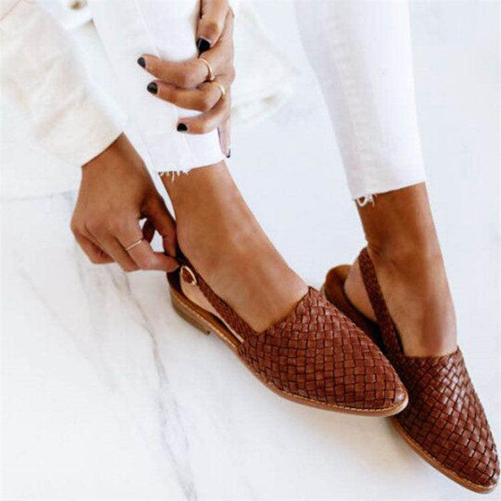 Women's woven leather flats, multiple colors, handwoven, flexible sole, cushioned insole, stylish and comfortable design.